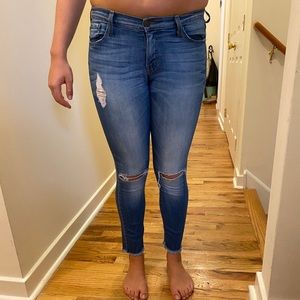 Low rise skinny jeans with knee rips